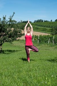 Yoga-mit-Herz-&Uuml;bermich_Baum